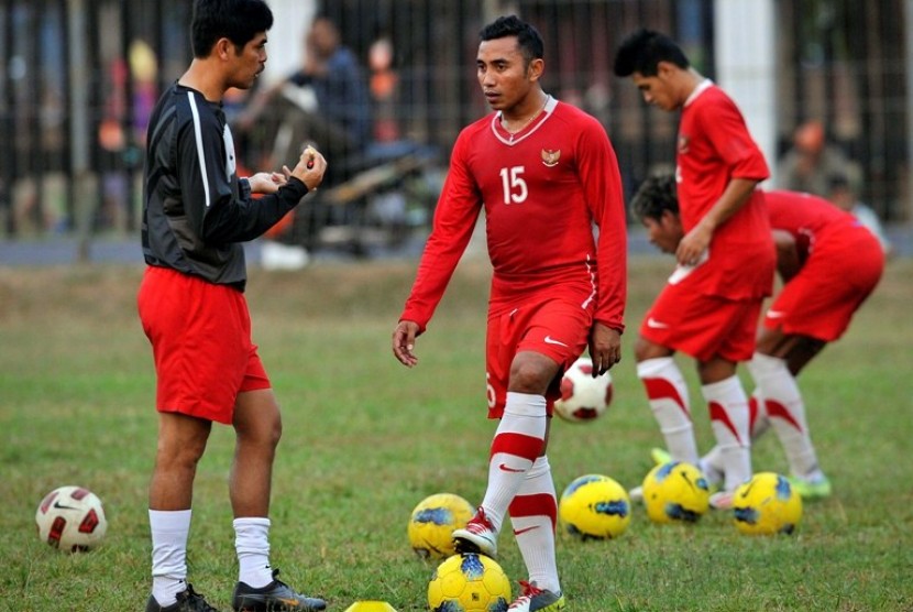 Pelatih Timnas PSSI Nil Maizar bersama Firman Utina