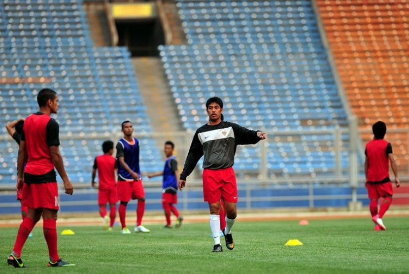 Pelatih Timnas PSSi Nil Maizar memberi instruksi dalam latihan jelang Piala AFF