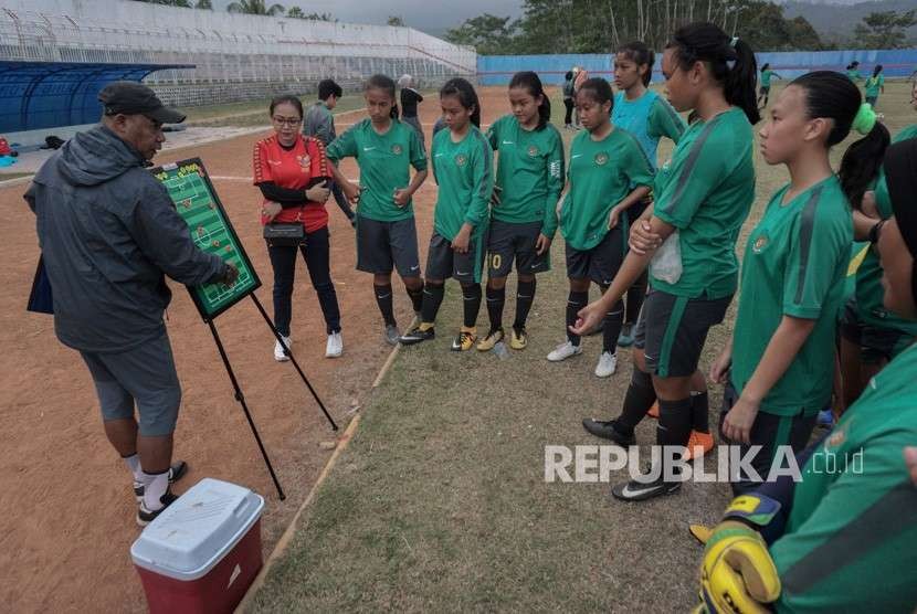 Pelatih Timnas Putri Indonesia U-16 Rully Nere (kiri), memberikan pengarahan kepada tim saat pemusatan latihan di Stadion Soemitro Kolopaking, Banjarnegara, Jawa Tengah, Kamis (9/8). 