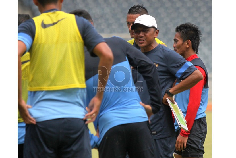  Pelatih Timnas Rahmad Darmawan saat melakukan sesi latihan bersama timnas di Stadion Gelora Bung Karno (GBK), Senayan, Jakarta, Rabu (20/3). (Republika/Yasin Habibi)