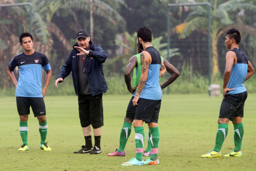  Pelatih Timnas Senior Alfred Riedl (dua kiri) memberikan instruksi kepada pemain saat latihan perdana di  Tangerang, Banten, Rabu (26/2).