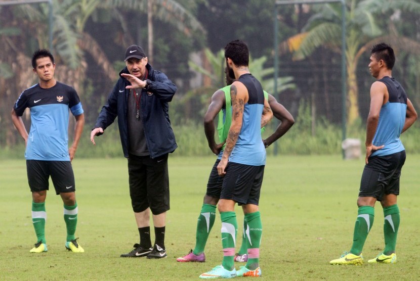 Pelatih Timnas Senior Alfred Riedl (dua kiri) memberikan instruksi kepada pemain pada latihan perdana di Lapangan UPH Karawaci, Tangerang, Banten, Rabu (26/2). Timnas Senior menjadikan Tangerang sebagai pusat latihannya sebelum laga away Pra Piala Asia 201