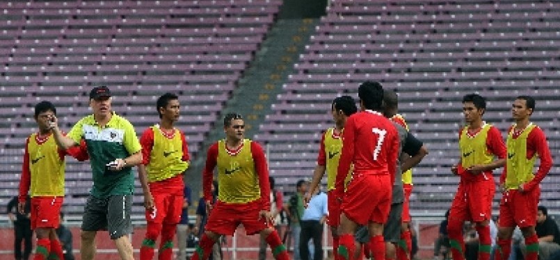 Pelatih timnas senior Indonesia, Wim Rijsbergen (dua kiri), memberikan instruksi kepada para pemain saat berlatih di Lapangan PSSI, Senayan, Jakarta.
