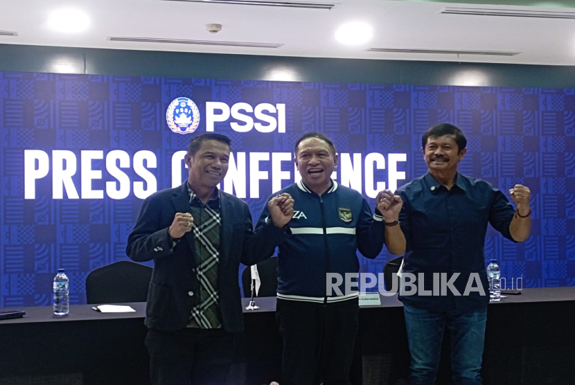 Pelatih Timnas Sepak Bola Indonesia untuk SEA Games 2025 Thailand Indra Sjafri (kanan).