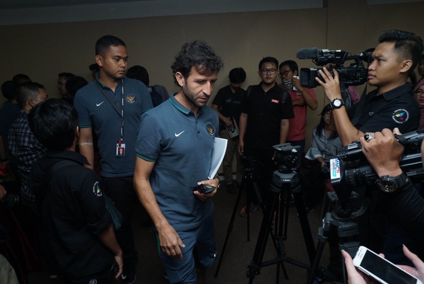 Pelatih timnas sepakbola Indonesia Luis Milla (kedua kiri) bergegas usai memberikan keterangan kepada wartawan di hotel Yasmin, Karawaci, Kabupaten Tangerang, Banten, Kamis (16/3).