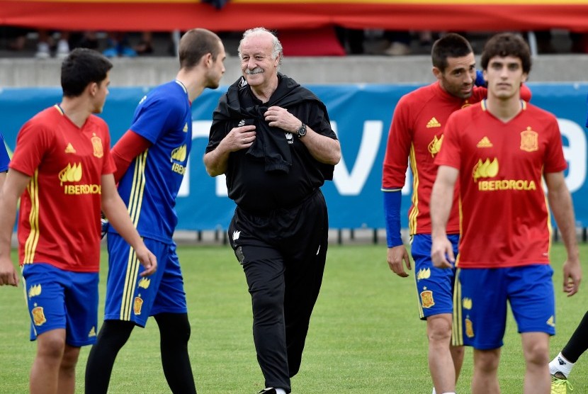 Pelatih Timnas Spanyol, Vicente del Bosque (tengah), memberikan pengarahan kepada para pemainnya dalam latihan di Schruns, Austria, pada 27 Mei 2016. 