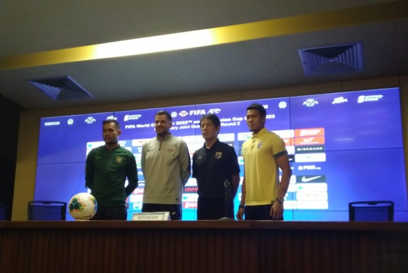 Pelatih timnas Thailand, Akira Nishino (kedua dari kanan) bersama kiper Thailand, Kawin Thammasatchanan (ujung kanan) dalam konferensi pers jelang menghadapi Indonesia di GBK, Jakarta, Senin (9/9). 