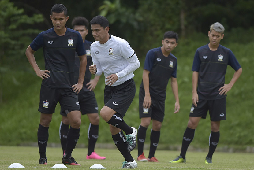 Pelatih timnas Thailand Kiatisuk Senamuang (kiri) memimpin sesi latihan timnas Thailand di Lapangan Kompleks SPH Sentul, Bogor, Jabar, Senin (12/12). 