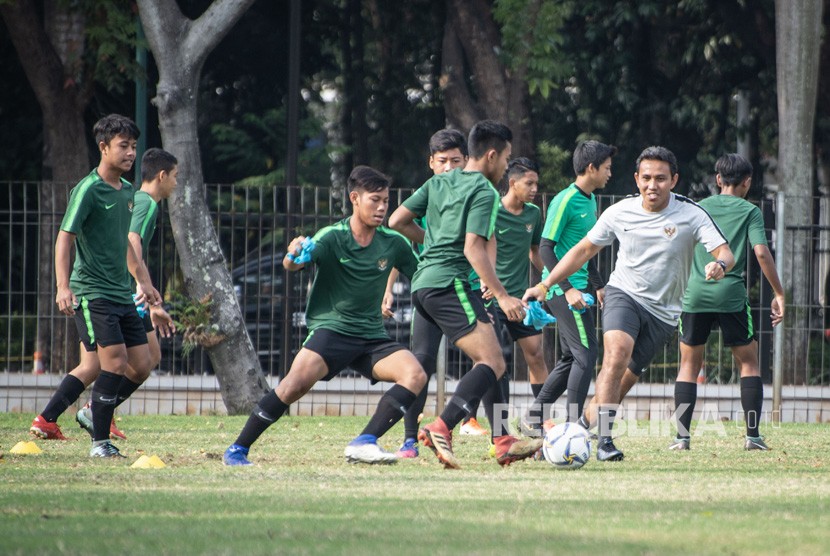 Pelatih timnas U-16 Indonesia Bima Sakti (kedua kanan) memimpin sesi latihan.