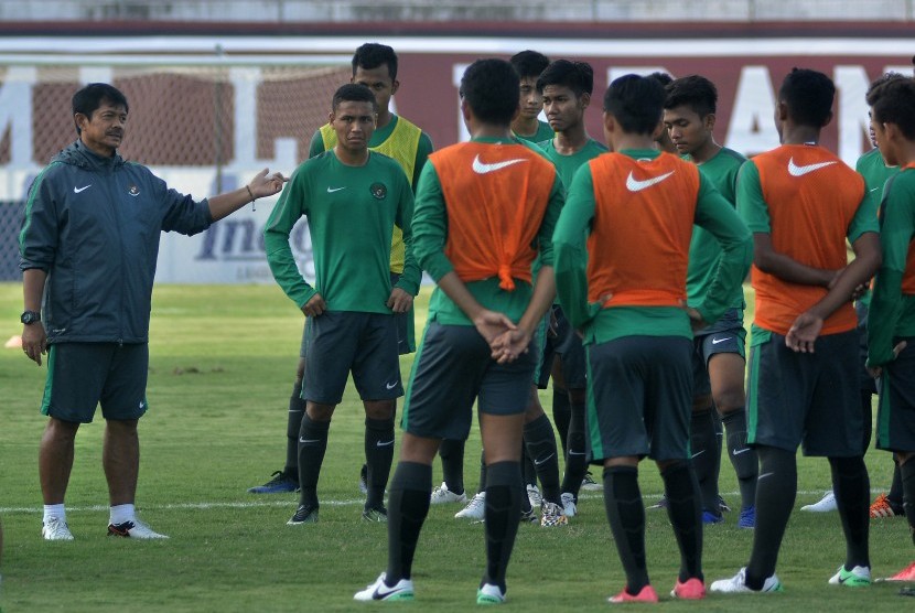 Pelatih Timnas U-19, Indra Sjafri (kiri) memberi instruksi kepada timnya.