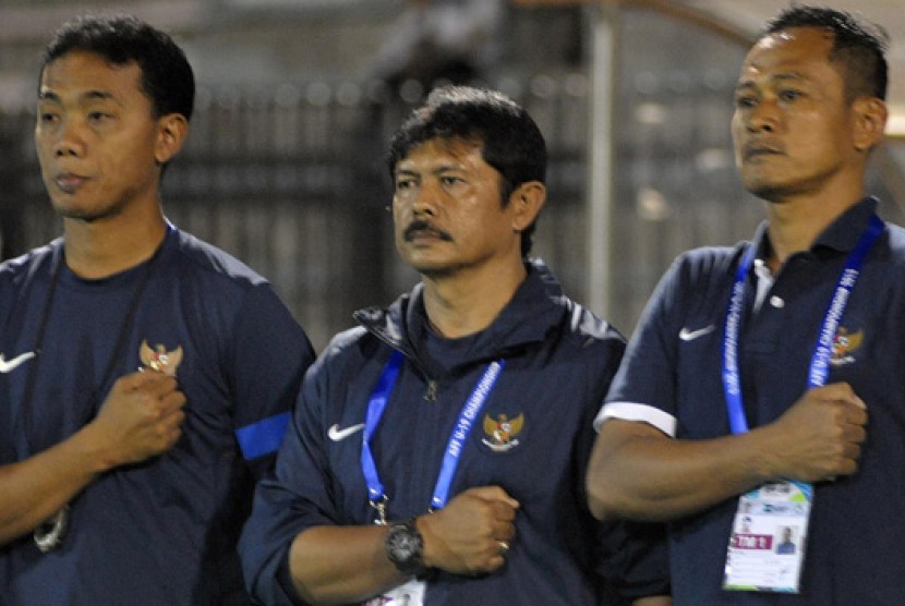 Pelatih Timnas U-19 Indra Sjafri (tengah)