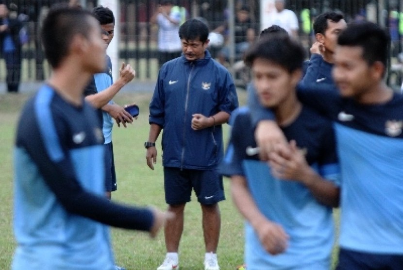  Pelatih Timnas U-19 Indra Sjafrie memimpin sesi latihan di Lapangan ABC, Senayan, Jakarta, Rabu (9/10).