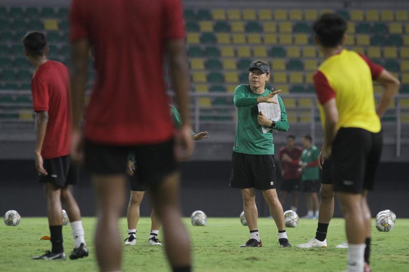 Pelatih timnas Indonesia U-19 Shin Tae-yong (kedua kanan) memberikan instruksi saat memimpin latihan di Stadion Gelora Bung Tomo, Surabaya, Jawa Timur, Kamis (8/9/2022). Latihan tersebut dalam rangka persiapan untuk menghadapi laga kualifikasi Piala Asia U-20 2023. 