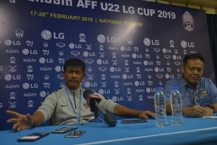 Pelatih Timnas U-22 Indra Sjafri (kiri) didampingi Media Officer AFF, Abdul Rahman (kanan) menjelaskan hasil pertandingan Grup B, Indonesia lawan Myanmar Piala AFF U-22 di Stadion Nasional Olimpiade Phnom Penh, Kamboja, Senin (18/2/2019). 