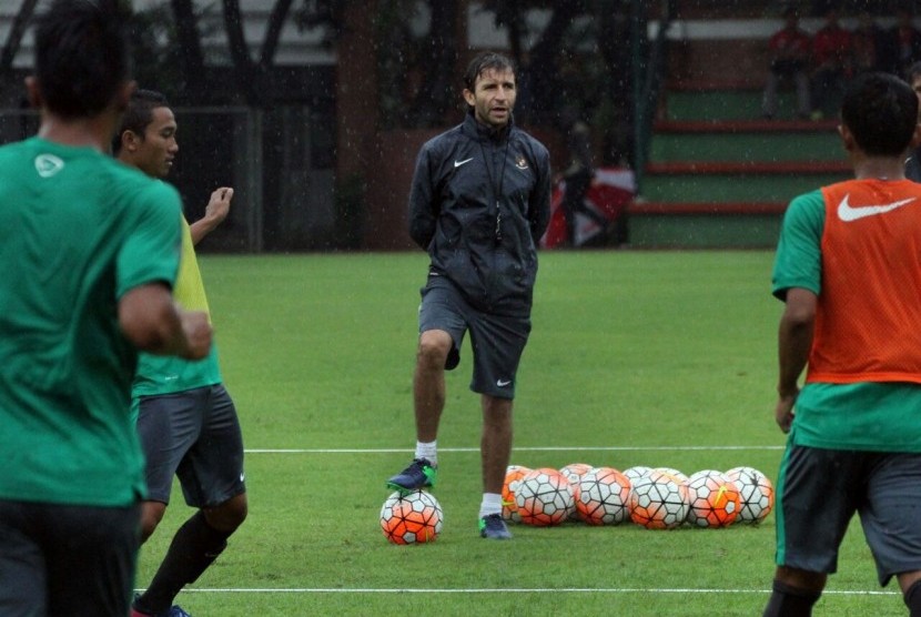 Pelatih timnas U-22, Luis Milla Aspas saat seleksi tim di lapangan Sekolah Pelita Harapan, Karawaci, Tangerang, Selasa (21/2).