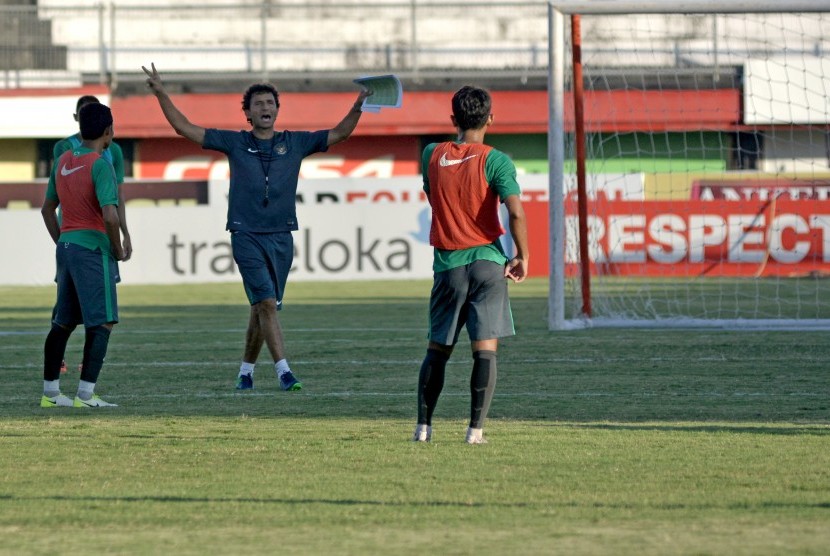 Pelatih Timnas Luis Milla (tengah) memberi instruksi saat memimpin latihan di Stadion Kapten Wayan Dipta, Gianyar, Bali, Selasa (23/5).