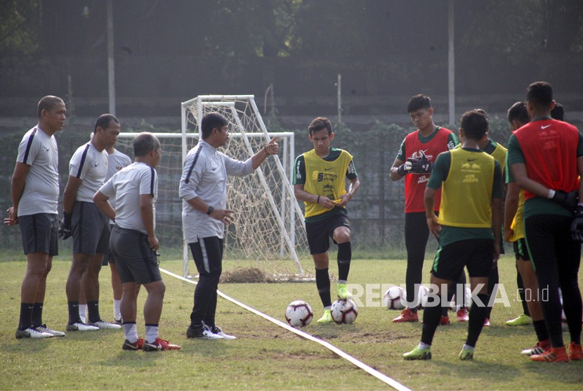 Pelatih timnas U-23 Indonesia, Indra Sjafri (keempat kiri) memberikan arahan saat latihan timnas U-23 Indonesia di Stadion Pajajaran, Bogor, Jawa Barat, Rabu (2/10/2019).