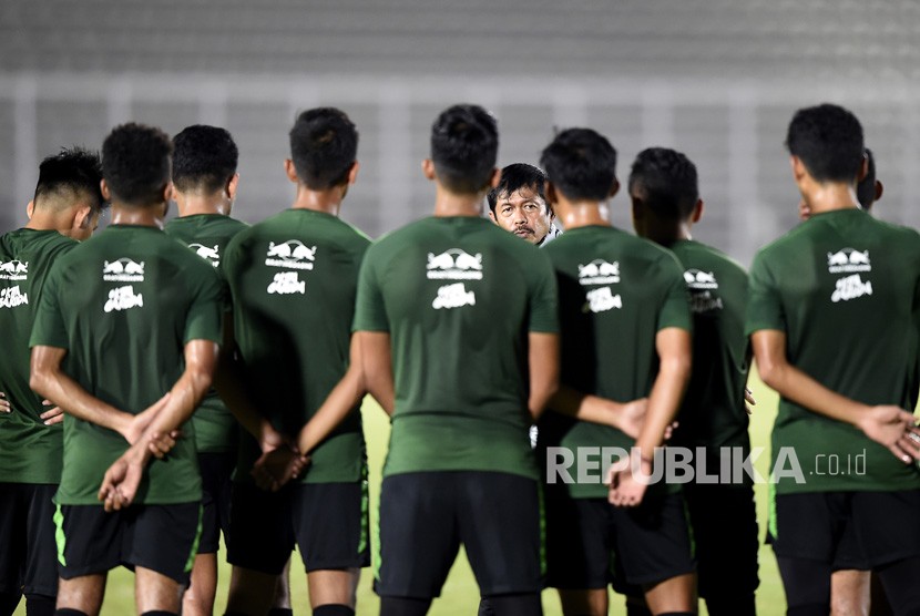 Pelatih Timnas U-23 Indra Sjafri (tengah) memimpin pemusatan latihan (TC) di Stadion Madya, Gelora Bung Karno (GBK), Senayan, Jakarta, Ahad (21/7/2019). 