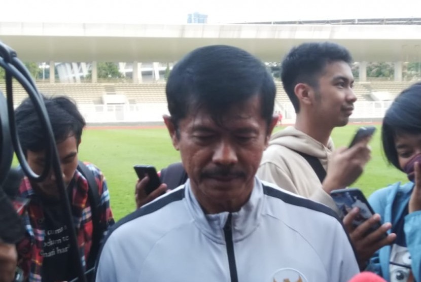 Pelatih Timnas U-23, Indra Sjafri saat memimpin latihan di Stadion Madya, Senayan, Selasa (12/3). 