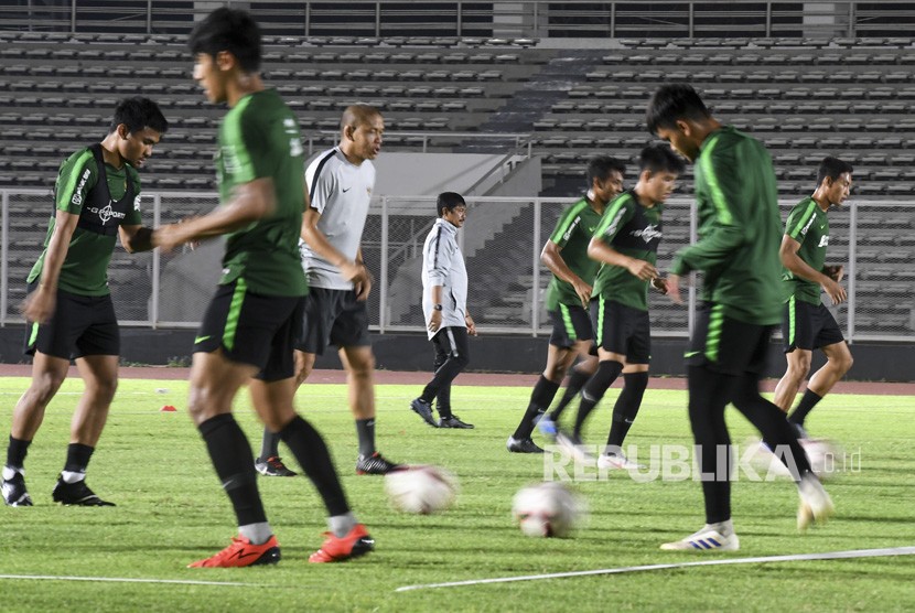 Pelatih Timnas U-23 Indra Sjafrie (tengah) memimpin pemusatan latihan nasional (Pelatnas) di Stadion Madya Gelora Bung Karno, Senayan, Jakarta, Jumat (25/10/2019).