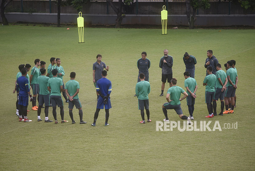Pelatih Timnas U-23 Luis Milla (kiri) memberikan arahan dalam sesi latihan di Lapangan ABC, Kompleks Gelora Bung Karno, Senayan, Jakarta, Selasa (24/4).