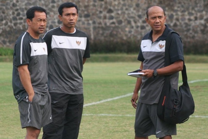 Pelatih Timnas U-23 Rahmad Darmawan (kanan) dan asisten pelatih Aji Santoso (kiri)