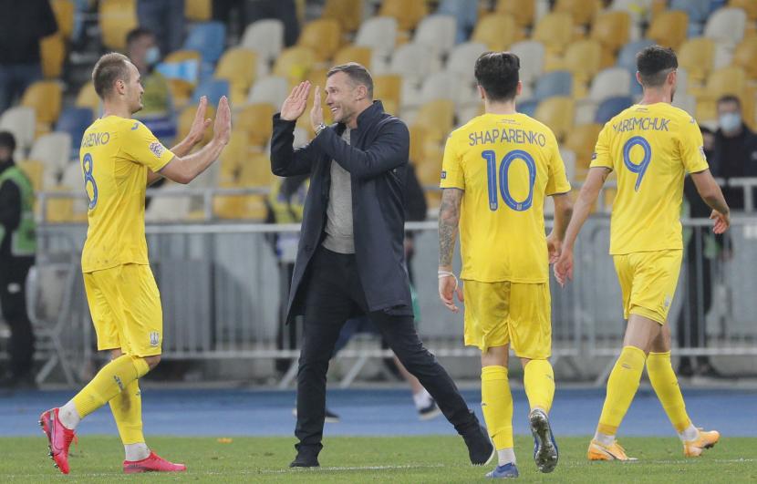 Pelatih timnas Ukraina Andriy Shevchenko (tengah) merayakan kemenangan atas Spanyol bersama pasukannya. Sheva membawa tim besutannya menang 1-0 pada laga lanjutan Liga Bangsa-Bangsa tersebut di Ukraina, Rabu (14/10).