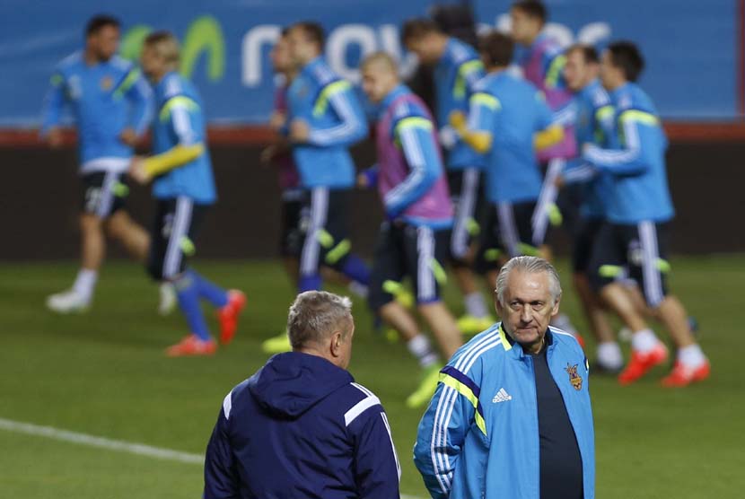 Pelatih Timnas Ukraina, Mikhail Fomenko (kanan), memimpin latihan skuatnya di Stadion Sanchez Pijuan, Sevilla, Spanyol, akhir Maret lalu. 