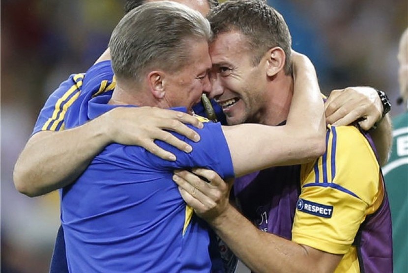 Pelatih timnas Ukraina, Oleg Blokhin (kiri), bersama striker Andriy Shevchenko merayakan kemenangan mereka atas Swedia di laga perdana Grup D Piala Eropa 2012 di Stadion Olimpiade, Kiev, Ukraina, pada Senin (11/6). 