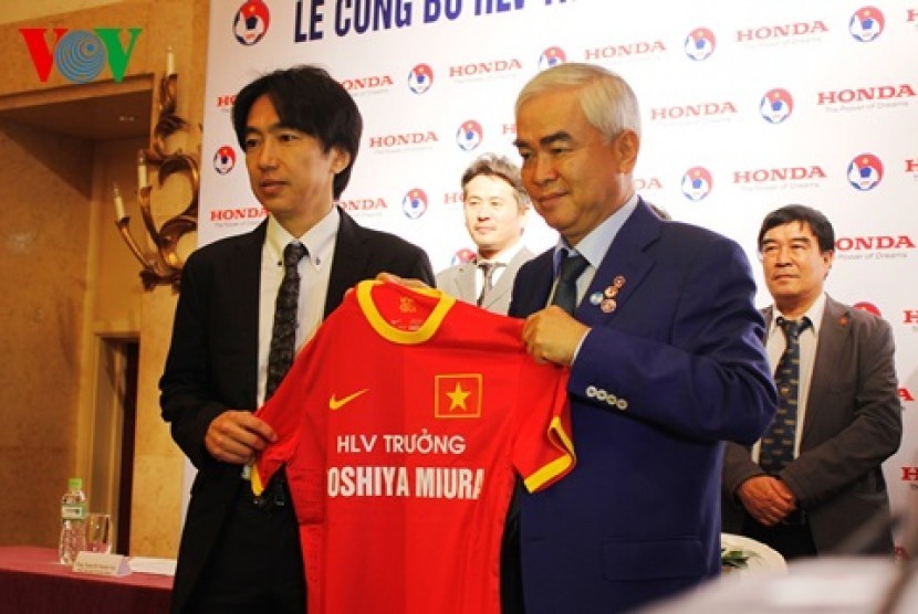 Pelatih timnas Vietnam Toshiya Miura (kanan) memeprkenalkan jersey timnas Vietnam.