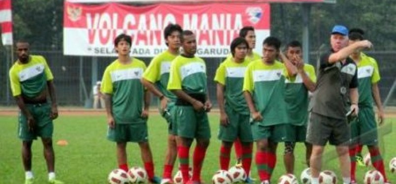 Pelatih Timnas Wim Rijsbergen memberi arahan kepada para pemain Tim Nasional Sepak Bola Senior untuk mempertajam kepekaan membaca gerak tubuh saat latihan di Stadion Krakatau, Cilegon, Banten, Rabu (10/8). 