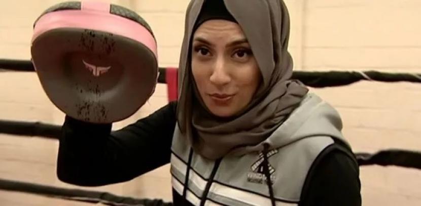 Berkenalan dengan Pelatih Tinju Berjilbab Pertama Inggris. Pelatih tinju Muslimah pertama di Inggris Haseebah Abdullah membawa kesetaraan dan keragaman di seluruh dunia olahraga Inggris.