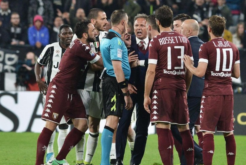 Pelatih Torino Sinisia Mihajlovic memprotes wasit dalam laga timnya melawan Juventus, Ahad (7/5).