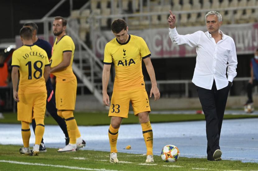 Pelatih Tottenham Hotspur Jose Mourinho (kanan) memberikan instruksi kepada para pemainnya dalam pertandingan kualifikasi Liga Europa.