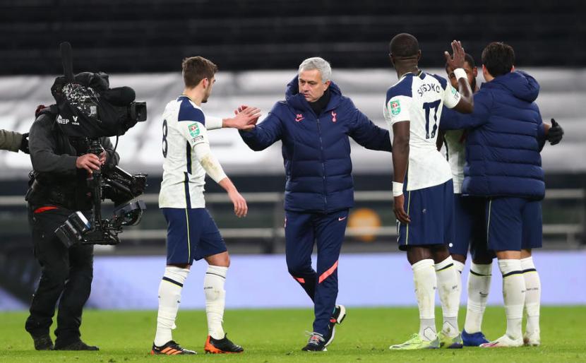 Pelatih Tottenham Hotspur Jose Mourinho memberikan selamat kepada pemainnya setelah mengalahkan Brentford 2-0 di semifinal Piala Liga Inggris (Piala Carabao). 
