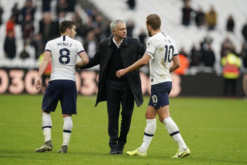Pelatih Tottenham Hotspur Jose Mourinho (tengah).