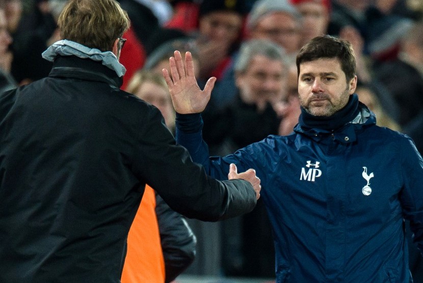 Pelatih Tottenham Hotspur, Mauricio Pochettino (kanan) bersalaman dengan pelatih Liverpool, Juergen Klopp seusai laga Liga Primer di Anfield, Ahad (12/2) dini hari WIB. Spurs kalah 0-2 pada laga ini.