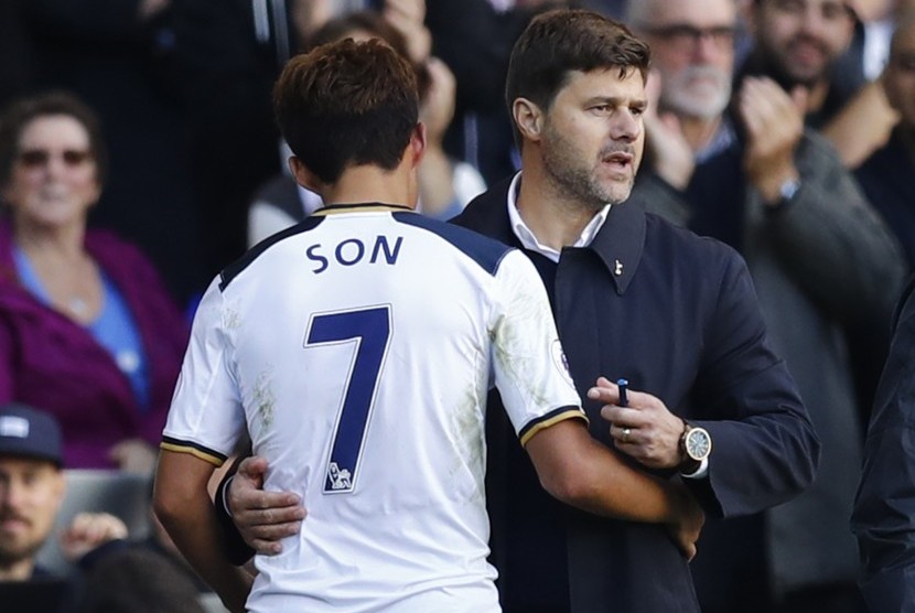 Pelatih Tottenham Hotspur, Mauricio Pochettino (kanan) bersama gelandang, Son Heung-min pada laga Liga Primer lawan Manchester City, di White Hart Lane, Ahad (2/10). Son mencetak satu assist pada laga itu.