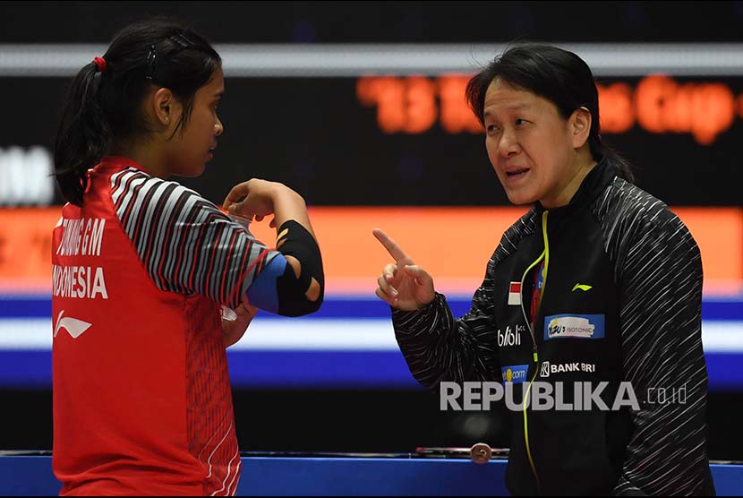 Pelatih tunggal putri Indonesia Minarti Timur (kanan) memberikan arahan kepada pebulu tangkis tunggal putri Indonesia Gregoria Mariska Tunjung saat pertandingan melawan pebulu tangkis tunggal putri Malaysia Goh Ji Wei.