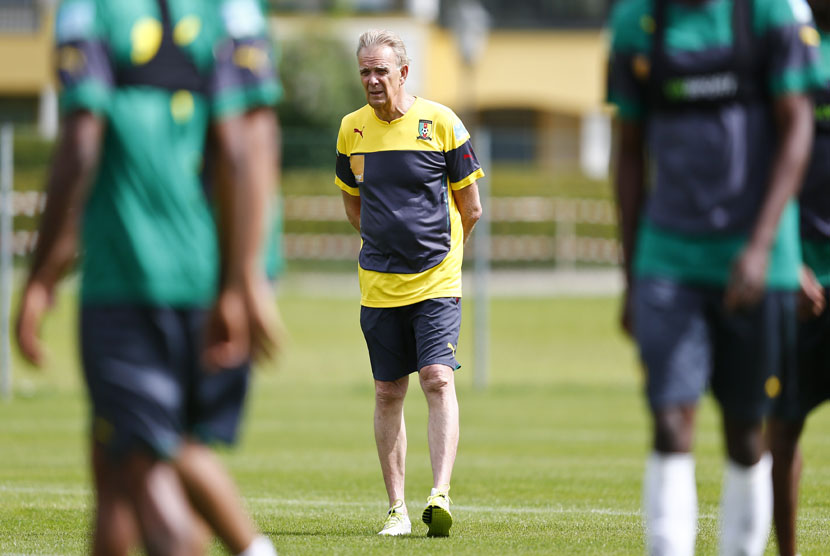  Pelatih Volker Finke memimpin latihan timnas Kamerun. (ilustrasi) 