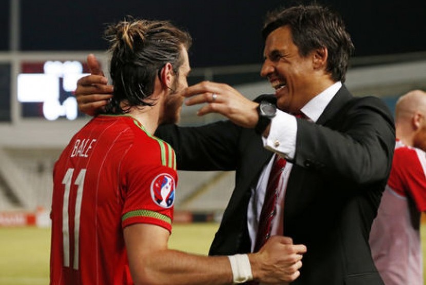 Pelatih Wales Chris Coleman (kanan) berpelukan dengan Gareth Bale yang menjadi penentu kemenangan 1-0 atas Siprus.