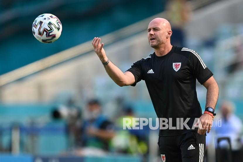 Pelatih Wales Robert Page melempar bola selama pertandingan grup A kejuaraan sepak bola Euro 2020 antara Wales dan Swiss, di stadion Olimpiade Baku, di Baku, Azerbaijan, Sabtu (12/6).