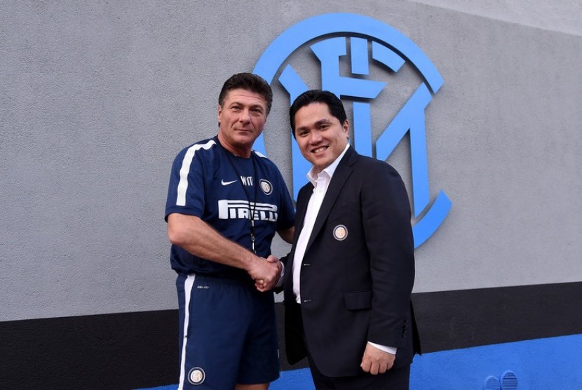 Pelatih Walter Mazzarri bersama Presiden Erick Thohir.