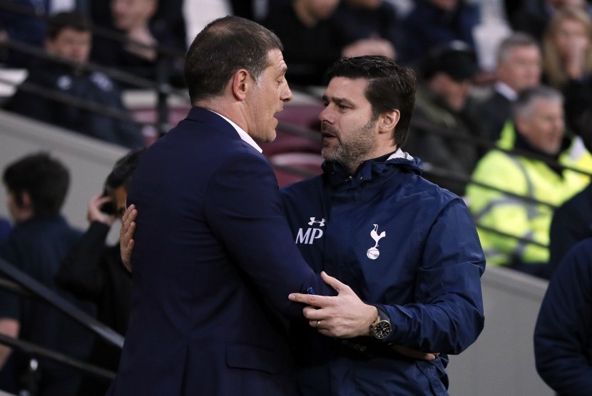 Pelatih West Ham United, Slaven Bilic (kiri) bersalaman dengan pelatih Tottenham Hotspur, Mauricio Pochettino sebelum laga Liga Primer Inggris di Stadion London, Sabtu (6/5) dini hari WIB. West Ham menang 1-0.