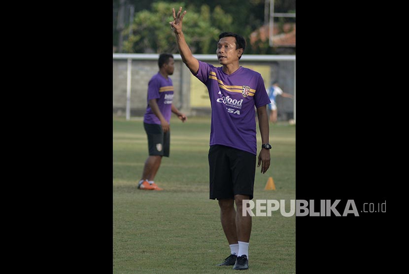 Pelatih Widodo Cahyono Putro (kanan) memimpin latihan tim Bali United di Lapangan Trisakti, Legian, Bali, Jumat (12/5). Bali United resmi menunjuk Widodo C. Putro sebagai pelatih baru menggantikan Hans Peter Schaller. 