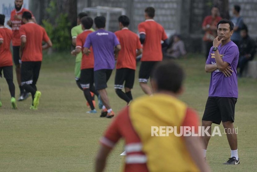 Pelatih Widodo Cahyono Putro (kanan) memimpin latihan tim Bali United di Lapangan Trisakti, Legian, Bali, Jumat (12/5). Bali United resmi menunjuk Widodo C. Putro sebagai pelatih baru menggantikan Hans Peter Schaller. 