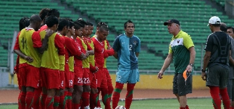 Pelatih Wim Rijsbergen (kanan) memberikan instruksinya kepada para pemain saat latihan terakhir timnas Jakarta di Lapangan PSSI, Senayan, Selasa (19/7).