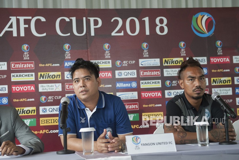 Pelatih Yangon United Myanmar Myo Min Tun (kiri) bersama pesepak bola Yangon United Yan Aung Kyaw (kanan) menyampaikan pernyataan dalam konferensi pers menjelang laga Piala AFC 2018 di Sanur, Bali, Senin (12/2)