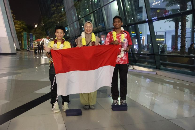 Pelatih Yuan Kartika Putri (tengah) bersama Jevian Vinara Phaskalis Jevlianda Ayomi (kanan) dan Nayla Shofi Wibowo.