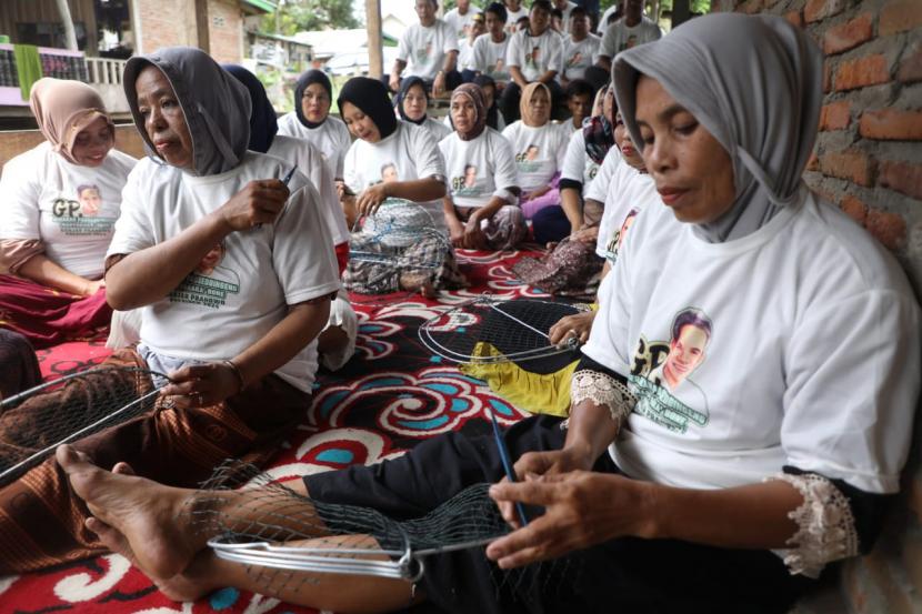 Pelatihan alat tangkap kepiting bagi warga Dusun Kacumpureng, Desa Waji, Kecamatan Tellu siattinge, Kabupaten Bone, Sulawesi Selatan. 